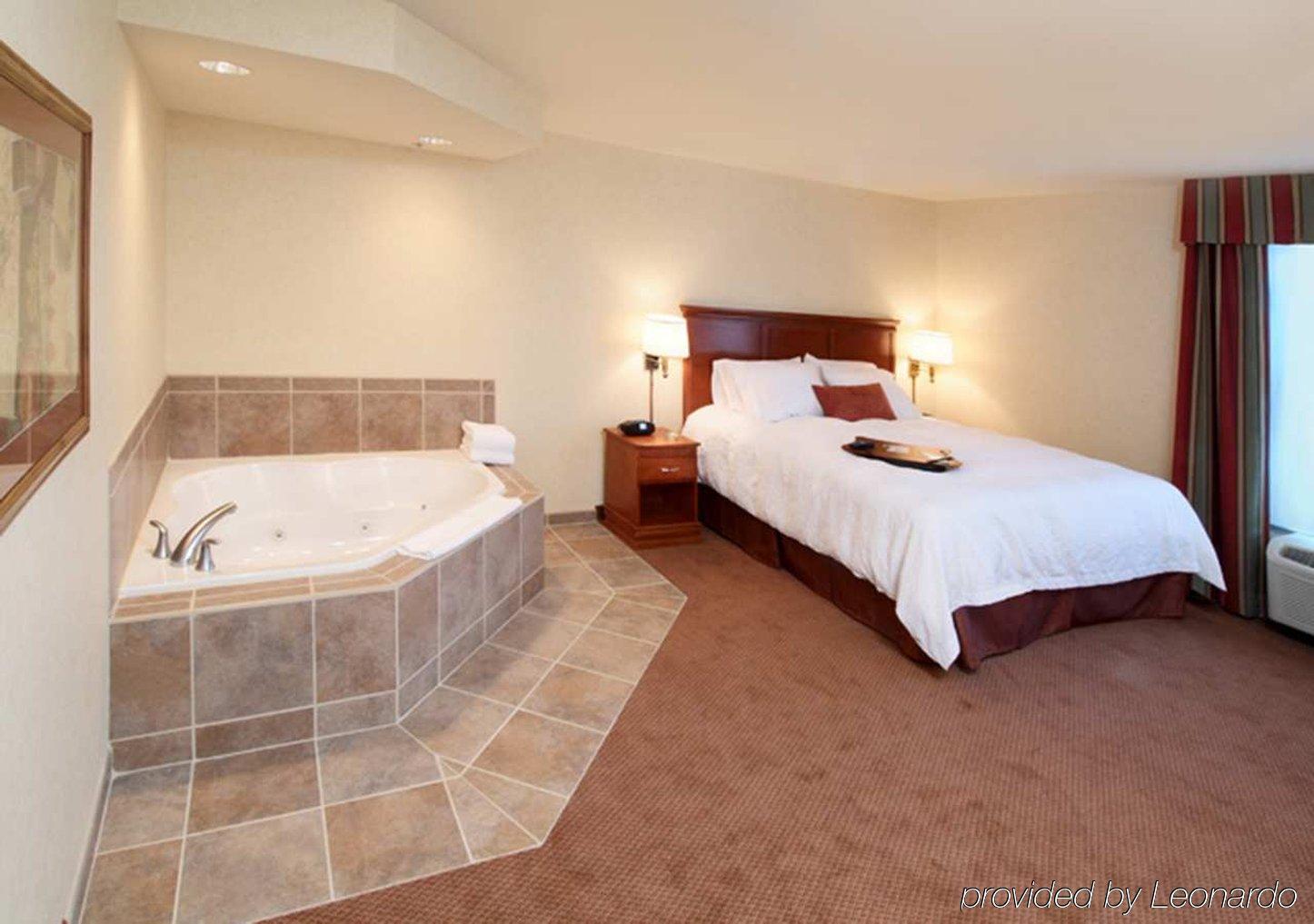 Hampton Inn Belle Vernon Стая снимка