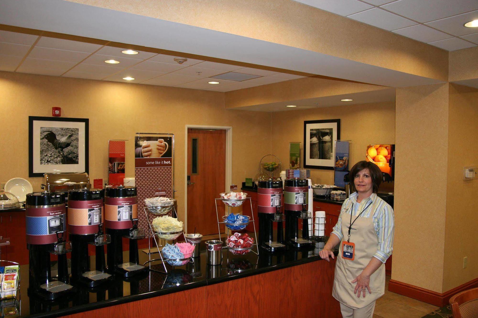Hampton Inn Belle Vernon Ресторант снимка